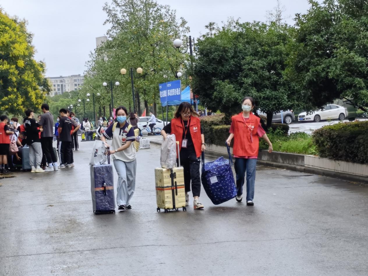 toptoon
志愿者帮新生搬运行李