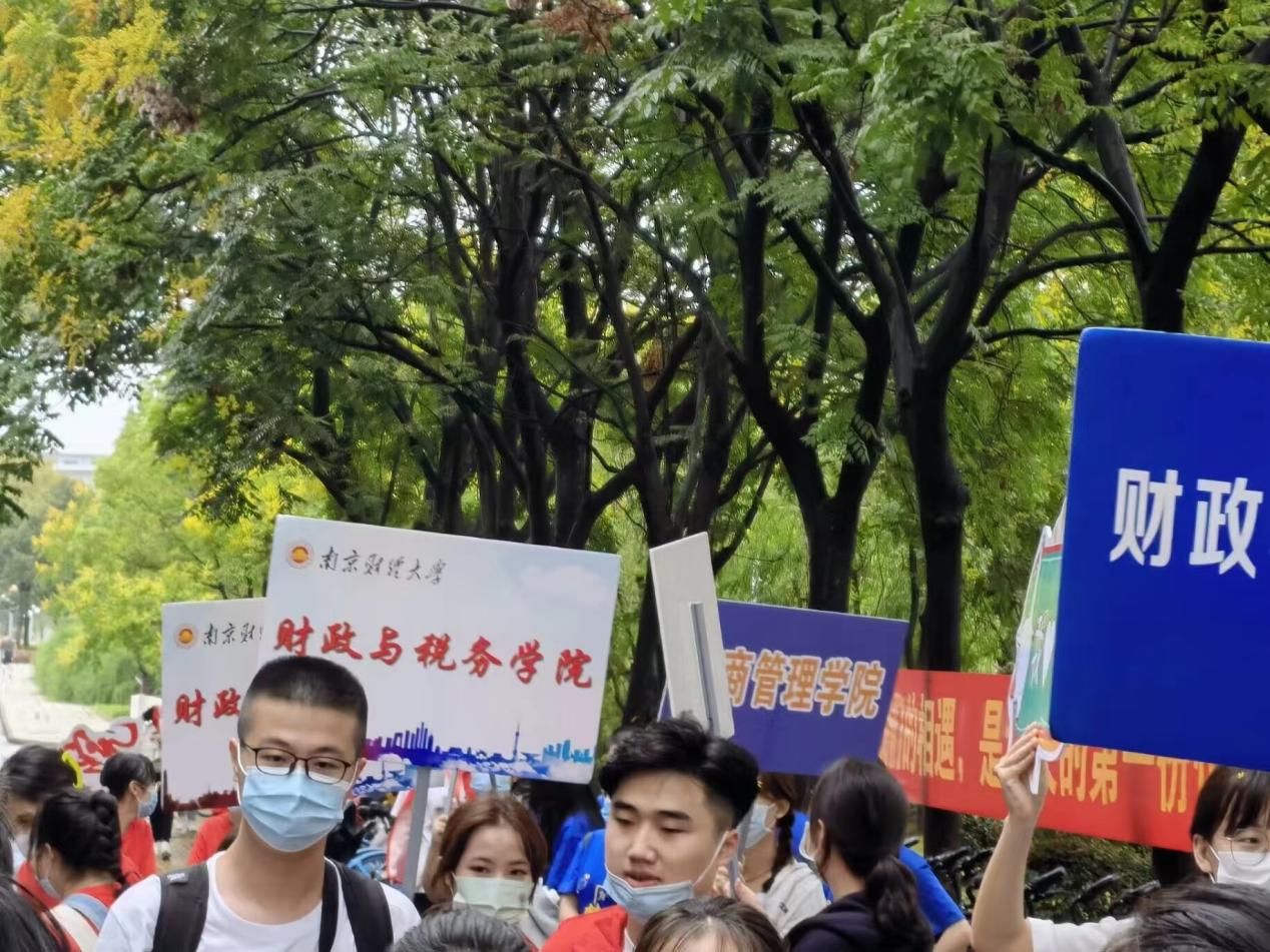 toptoon
志愿者迎接新生