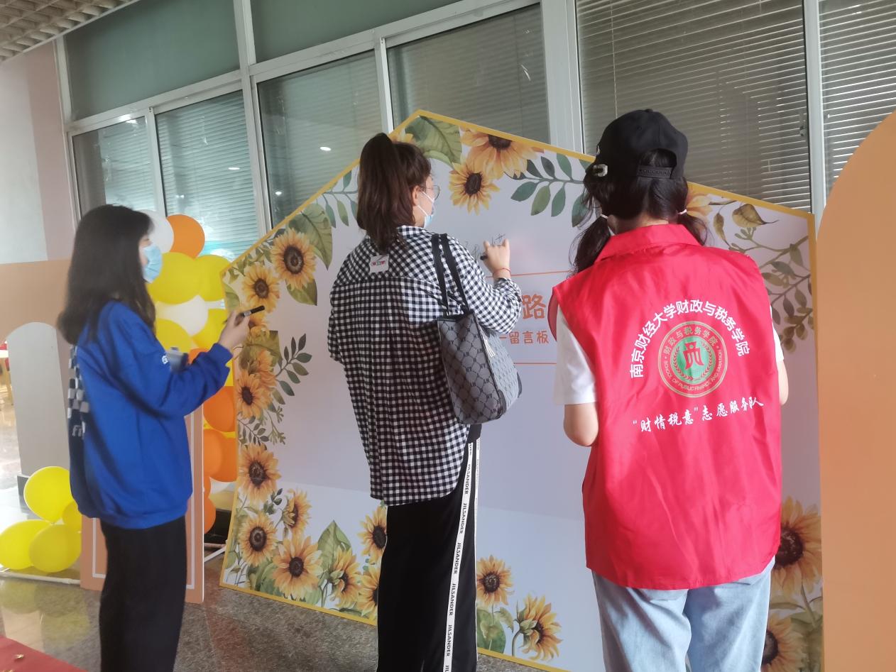 toptoon
新生在留言板前留言